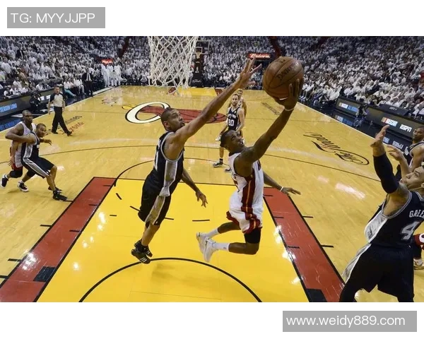 马刺与热火激战正酣篮球直播精彩瞬间回顾与分析